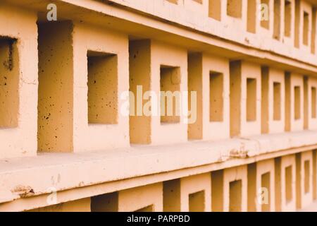 Die Betonwand wird in Form von Quadraten. Stockfoto