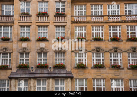 Windows mit Blumenkästen auf dem Marienplatz, München, Deutschland Stockfoto