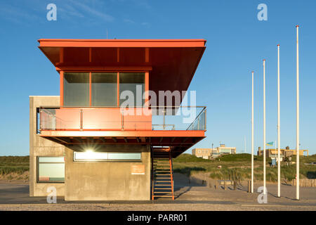 Wachhaus der Katwijkse Reddingsbrigade (lifeguard Association) am Strand von Katwijk aan Zee, Niederlande Stockfoto