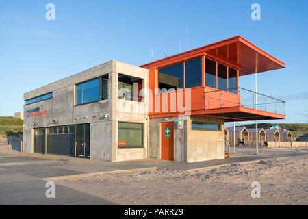 Wachhaus der Katwijkse Reddingsbrigade (lifeguard Association) am Strand von Katwijk aan Zee, Niederlande Stockfoto