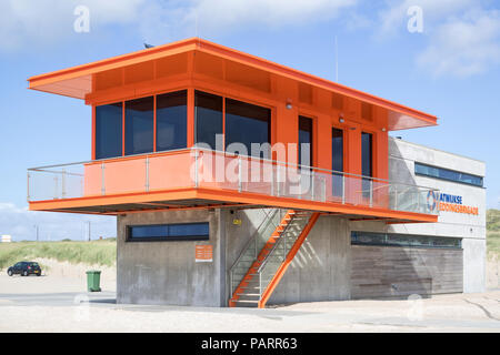 Wachhaus der Katwijkse Reddingsbrigade (lifeguard Association) am Strand von Katwijk aan Zee, Niederlande Stockfoto