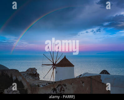 Rainbow Drama vor Sonnenuntergang. Die Aufnahme wird in Oia, Santorin in Griechenland übernommen. Die schönen Farben des Himmels sind kurz vor dem Sonnenuntergang passieren Stockfoto