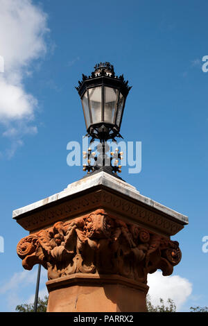 Sydney Australien, Old fashion street Laterne/Licht auf einem reich verzierten Sandstein Säule Stockfoto