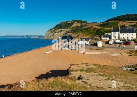 Seatown Dorset England Juli 24, 2018 Blick auf Golden Cap, dem höchsten Punkt in Dorset Jurassic Coast, vom Strand bei Seatown Stockfoto