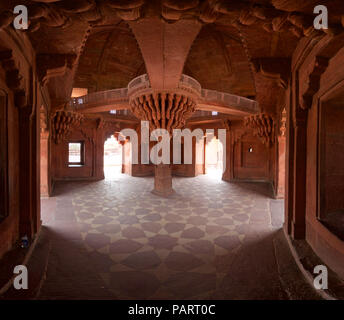 Fischaugenobjektiv, die Aula (Diwan-I-Khas) Fatehpur Sikri Palace in der Nähe von Agra, Indien, mit geformten roten Stein Stockfoto