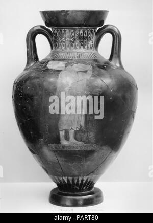 Terrakotta Hals - Panathenaic Amphora von Form (jar). Kultur: Griechisch, Dachboden. Abmessungen: H. 17 9/16 in. (44,6 cm) Durchmesser 11 cm. (29 cm). Datum: Ca. 480-470 v. Chr.. Vorderseite, Jugend, die breite, flache Schüssel und Zweige Rückwärts, Jugend mit Niederlassungen die markante Form der Preis Panathenaic Amphora, mit seiner breite Schultern und stark verjüngt den Körper hatte, war in einem kleineren Maßstab für andere Vasen angenommen. Die Bedeutung des Themas und der Funktion dieses Vase ist abhängig von der Identifikation der Schüssel durchgeführt, der von der Jugend auf der Vorderseite. Er kann einen siegreichen Athleten mit einem Pri. Stockfoto