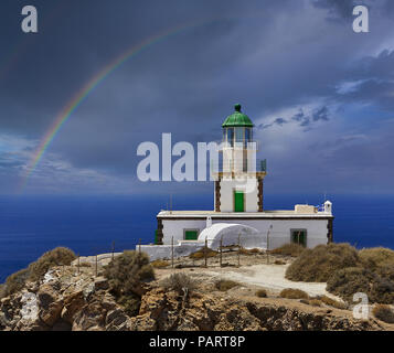 Beeindruckende Akrotiri Lighthouse und Regenbogen. Santorini Griechenland Stockfoto