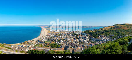 Portland, Dorset England Juli 24, 2018 Blick von Portland Höhen mit Blick auf die Stadt von Fortune's Gut, Chesil Beach, Portland Harbour und Th Stockfoto