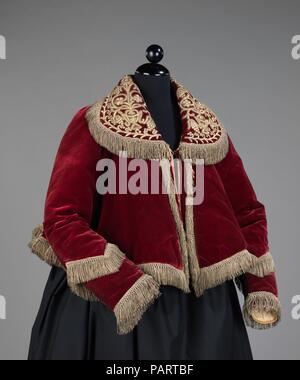 Jacke. Kultur: Russisch. Datum: 1840-80. Die dushegraya in Russischen Kostüm wird häufig auch als "Körper wärmer" bekannt. Der Stil ist sowohl mit als auch ohne Ärmel gesehen. Der Schnitt ist ähnlich dem sarafan oder die kurze epanechka Mieder mit Polsterung und tubuläre Falten an der Rückseite. Ärmelloses Stile sind quer über den Körper geschnitten und von schmalen Riemen auflegen. Dushegraya waren abgenutzt über den sarafan für zusätzliche Wärme im Freien. Zusammen mit der 2009.300.1668, dieses Objekt wurde von Stewart Culin (1858-1929) während einer Expedition im Jahr 1923 gesammelt. Culin war die Brooklyn Muse Stockfoto