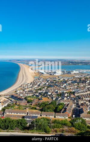 Portland, Dorset England Juli 24, 2018 Blick von Portland Höhen mit Blick auf die Stadt von Fortune's Gut, Chesil Beach, Portland Harbour und Th Stockfoto