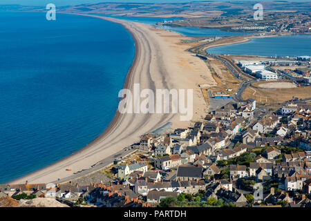 Portland, Dorset England Juli 24, 2018 Blick von Portland Höhen mit Blick auf die Stadt von Fortune's Gut, Chesil Beach, Portland Harbour und Th Stockfoto