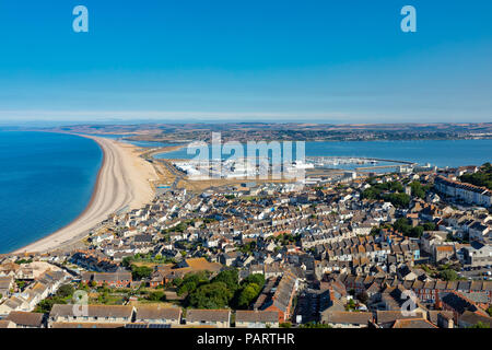 Portland, Dorset England Juli 24, 2018 Blick von Portland Höhen mit Blick auf die Stadt von Fortune's Gut, Chesil Beach, Portland Harbour und Th Stockfoto