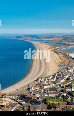 Portland, Dorset England Juli 24, 2018 Blick von Portland Höhen mit Blick auf die Stadt von Fortune's Gut, Chesil Beach, Portland Harbour und Th Stockfoto