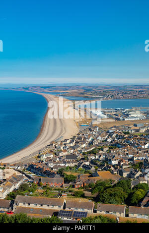 Portland, Dorset England Juli 24, 2018 Blick von Portland Höhen mit Blick auf die Stadt von Fortune's Gut, Chesil Beach, Portland Harbour und Th Stockfoto