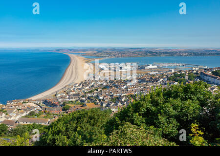 Portland, Dorset England Juli 24, 2018 Blick von Portland Höhen mit Blick auf die Stadt von Fortune's Gut, Chesil Beach, Portland Harbour und Th Stockfoto