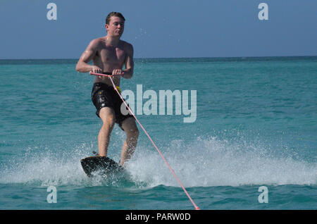 Junger Mann zog auf ein Wakeboard. Stockfoto