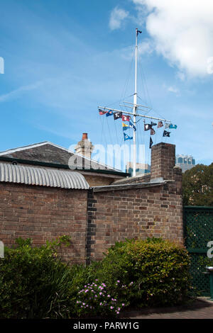 Sydney Australien, Fahnen fliegen über die Sternwarte Gebäude Stockfoto