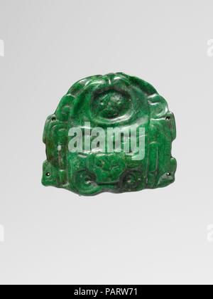 Gottheit Gesicht Anhänger. Kultur: Maya. Abmessungen: H.2 1/4 in. (5,7 cm). Datum: 7.-8. Jh.. Diese Apple-green Jade ornament stellt die Vogelgrippe angesichts der Ux Yop Hu'n ('drei Blätter Papier' oder 'Three-Leaf-Papier") ein komplexes übernatürlichen Wesen, dass das Papier Stirnband von alten Maya Herrschern getragen personifiziert. Diese Zahl wird auch häufig in der Literatur als "Blättrig Narr Gottes." Seine Stirn infixed ist mit einer hieroglyphischen Zeichen, dass übersetzt als ajaw oder Lineal (ein schematisches Gesicht besteht aus zwei Punkte für die Augen und eins für ein Mund). Ux Yop Hu'n cross-eyed gezeigt wird, seine squared Schüler Stockfoto