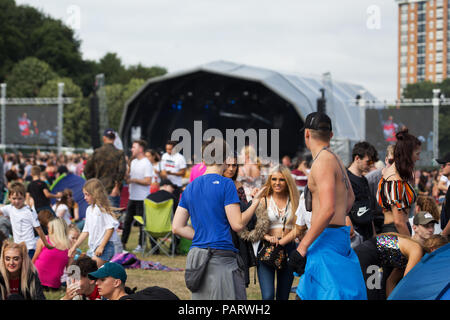 Sehr große Massen genießen Sie ein tolles Wochenende mit live Musik im Liverpool International Music Festival 2018 in Sefton Park Liverpool UK. Stockfoto