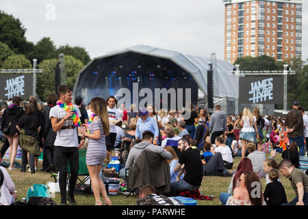 Sehr große Massen genießen Sie ein tolles Wochenende mit live Musik im Liverpool International Music Festival 2018 in Sefton Park Liverpool UK. Stockfoto