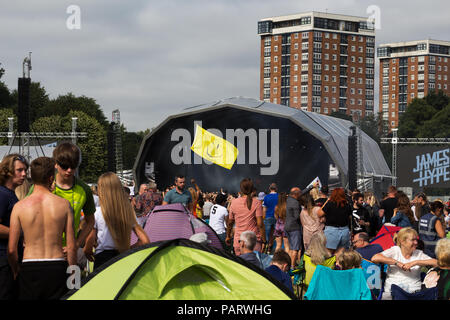 Sehr große Massen genießen Sie ein tolles Wochenende mit live Musik im Liverpool International Music Festival 2018 in Sefton Park Liverpool UK. Stockfoto