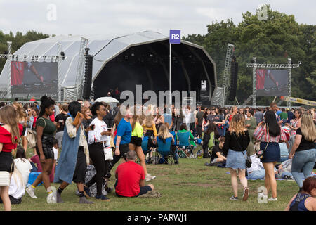 Sehr große Massen genießen Sie ein tolles Wochenende mit live Musik im Liverpool International Music Festival 2018 in Sefton Park Liverpool UK. Stockfoto