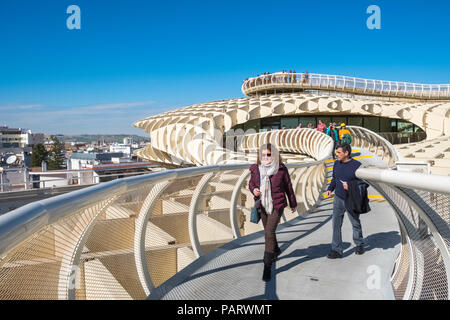 Metropol Parasol, Espacio Metropol Parasol, Inkarnation Plaza de la Encarnation, Sevilla, Spanien, Europa - Menschen zu Fuß Stockfoto