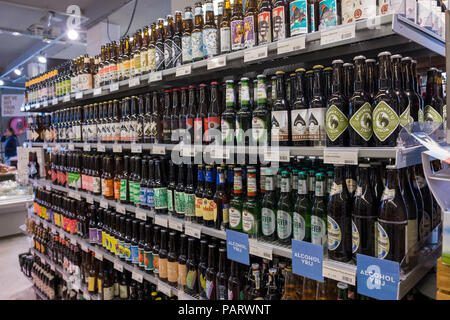 Bier Flaschen in den Regalen der Supermärkte eine Amsterdam, Niederlande, Europa