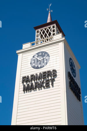 Farmers Market Clock Tower und Logo im gehobenen Einkaufszentrum in Los Angeles, Kalifornien, USA Stockfoto