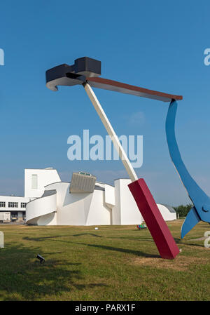 Balancing Tools Skulptur von Claes Oldenburg und Coosje Van Bruggen in der Vorderseite des Vitra Design Museum in Weil am Rhein, Deutschland Stockfoto