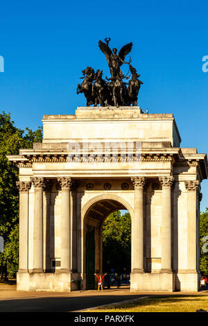 Wellington Arch auch als Verfassung Arch, Hyde Park Corner, London, England bekannt Stockfoto