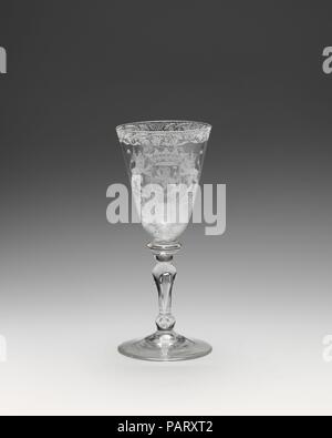 Weinglas mit Waffen der Provinz Overyssel. Kultur: Britische, Newcastle Glas mit niederländischen Gravur. Abmessungen: Insgesamt: 6 1/2 x 2 3/4 in. (16,5 x 7 cm). Schöpfer: Stil von A.C. Schonck (Aktiv 1753). Datum: Ca. 1740. Museum: Metropolitan Museum of Art, New York, USA. Stockfoto