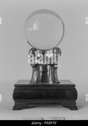 Crystal Ball auf einem silbernen Ständer besteht aus drei Zahlen. Kultur: China. Abmessungen: Durchm. 2 9/16-in. (6,5 cm). Datum: 18. Museum: Metropolitan Museum of Art, New York, USA. Stockfoto