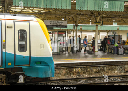 Passagiere auf der Plattform in Cardiff Central Station mit der Vorderseite eines Diesel- zug in Sicht. Stockfoto