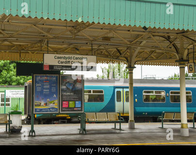 Station Zeichen über eine Plattform auf Cardiff Hauptbahnhof mit der S-Bahn im Hintergrund. Stockfoto