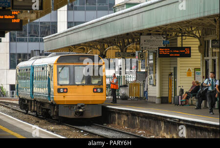 Diesel S-Bahn neben einer Plattform in Cardiff Central Station Stockfoto