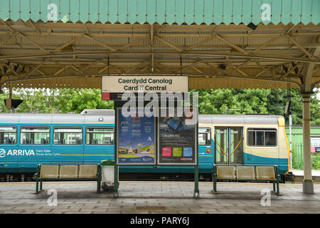 Station Zeichen über eine Plattform auf Cardiff Hauptbahnhof mit der S-Bahn im Hintergrund. Stockfoto