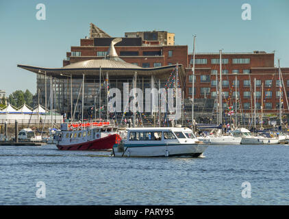 Kleine Wasser Taxi Passagiere über Cardiff Bay. Im Hintergrund ist die Nationalversammlung für Wales. Stockfoto