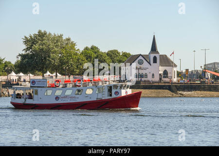 Kleine Personenfähre, Passagiere über Cardiff Bay vorbei an den Wahrzeichen der Norwegischen Kirche Stockfoto