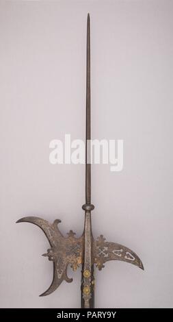 Hellebarde. Kultur: Italienisch. Abmessungen: L.8 ft. 9 in. (266.9 cm); L. von Kopf 31 Cm. (80 cm); W. 15 1/2 in. (39,3 cm); Wt. 6 lbs 4 oz. (2830g). Datum: Ca. 1560. Museum: Metropolitan Museum of Art, New York, USA. Stockfoto