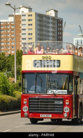 Kopf auf einer offenen Bus in Cardiff Bay mit Besucher sitzen auf dem obersten Deck Stockfoto