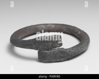 Silber Armband endet in den Köpfen der Schlange. Kultur: Griechisch. Abmessungen: Durchm.: 3 cm. (9,5 cm). Datum: 5. Jahrhundert v. Chr.. Die abgeflachten Enden sind mit Linien, stilisierte Köpfe Schlangen eingeschnitten. Museum: Metropolitan Museum of Art, New York, USA. Stockfoto