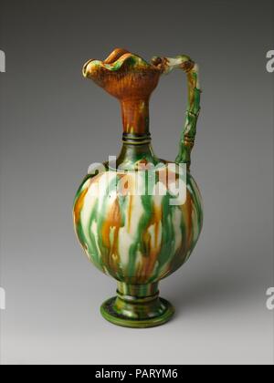 Ewer. Kultur: China. Abmessungen: H.11 cm. (28,3 cm). Datum: späten 7 Jahrhundert. In brillanten Farben führen Glasuren in den Farben Grün, Gelb und Weiß, die als drei - Farbe, oder Sancai, Lasuren bekannt sind, wurden weithin im totentempel waren im späten 7. und der ersten Hälfte des achten Jahrhunderts. Die form Dieser ewer leitet sich aus dem Metall der alten iranischen Welt und veranschaulicht die Auswirkungen des Handels entlang der berühmten Seidenstraße. Museum: Metropolitan Museum of Art, New York, USA. Stockfoto