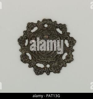 Bit-Chef. Kultur: Englisch. Abmessungen: Durchm. 2 3/8 in. (6 cm); Wt. 1.5 oz. (42 g). Datum: 17. Das Zentrum Teil dieses Pferd bit Boss zeigt die königlichen Wappen des Vereinigten Königreichs, die darin besteht, zu dieser Zeit, der Vereinigung der Arme von Frankreich, Schottland, Irland und England. Der Schirm wird durch einen gekrönten Helm bekrönt, eingekreist von der Reihenfolge der Strumpfband und durch die beiden traditionellen Anhänger der Britischen Waffen flankiert: ein Löwe und Einhorn. Der durchbohrten Felge besteht aus einem Fries im Wechsel der Französischen fleur-de-lis (Frankreich war ein Beamter Anspruch für England seit dem 14 c Stockfoto