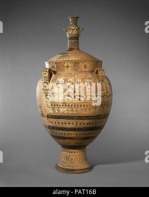 Terrakotta Krater mit Deckel von einem kleinen Hydria überwunden. Kultur: Griechisch, Euboean. Abmessungen: H.45 cm. (114,9 cm). Datum: Ca. 750-740 v. Chr.. Sagte von Kourion, Zypern während des achten Jahrhundert v. Chr., die geometrischen Stil, der in Athen entstanden war, während der gesamten Griechischsprachigen Welt verbreitet zu sein. Dieses wunderschön proportionierten Vase gefunden auf Zypern unterscheidet sich in vielerlei Hinsicht von den drei monumentalen geometrischen Kraters von Attika an anderer Stelle in dieser Galerie angezeigt. Die Schulter ist durch vier unterteilt Griffe anstatt zwei, und der carpetlike Dekoration wurde über eine leichte s Stockfoto