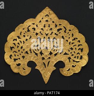 Ausschnitt aus. Designer: Lockwood de Forest (American, New York 1850-1932 Santa Barbara, Kalifornien). Abmessungen: H. 6 1/8 in. (15,6 cm) W. 6 7/8 in. (17,5 cm). Datum: Ca. 1892. Eine zentrale Figur in der ästhetischen Bewegung, New York geborene Künstler Lockwood de Forest (1850-1932) war sehr von der indischen Kunst und Handwerk inspiriert, und die Firma Holzschnitzerei Ahmedabad in Gujarat, die viele Elemente in die Vereinigten Staaten exportiert. Diese schneiden und jagten Messing Ausschnitte, durch de Wald konzipiert, wurden auf die Beispiele in Holz, Gips gefunden und Stein in indischer Architektur. In seinen Entwürfen, würden Sie als verwendet wurden Stockfoto