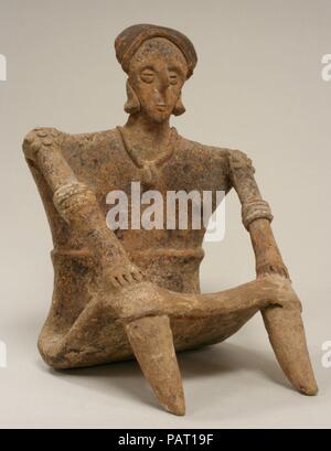 Sitzende weibliche Figur. Kultur: Colima. Abmessungen: H. 11 13/16 x W. 8 3/4 x 7 7/8 in. (30 x 22,2 x 20 cm). Datum: 2.Jahrhundert v. Chr. - A.D. 3. Jahrhundert. Museum: Metropolitan Museum of Art, New York, USA. Stockfoto