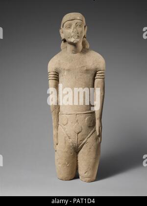 Kalkstein Statuette eines männlichen votary mit zypriotischen Shorts und ein Diadem. Kultur: Zypriotische. Abmessungen: Insgesamt: 27 x 9 1/8 x 4 3/4 in. (68,6 x 23,2 x 12,1 cm). Datum: Erste Hälfte des 6.Jh. v. Chr.. Den vorderen Teil des dreieckigen Shorts, durch eine vertikale Linie geteilt wird, ist mit drei Kreise eingerichtet. Die kurzarm Tunika trägt ein undeutlicher eingeschnittenen Design. Museum: Metropolitan Museum of Art, New York, USA. Stockfoto