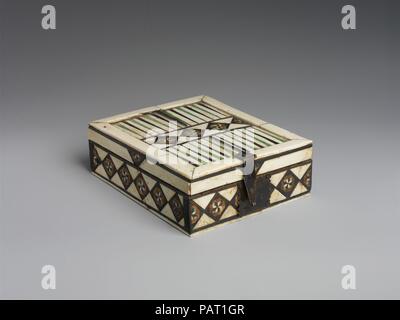 Game Box. Kultur: Italienisch. Abmessungen: Insgesamt: 2 11/16 x 7 11/16 x 6 5/16 in. (6,9 x 19,6 x 16,1 cm). Datum: 14. Knochen und Holz inlays Fassade dieses Holz box verschönern. Die Oberseite ist für Backgammon oder das Spiel von Tabellen ausgelegt, während die Seiten wiederholen Rauten mit Windrad muster enthalten. Die Unterseite Funktionen wie ein Schachbrett mit bunten Knochen Plätze, abwechselnd grün und natürlichen Knochen Farbe. Museum: Metropolitan Museum of Art, New York, USA. Stockfoto