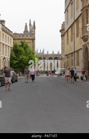 Oxford, Oxfordshire, UK. 23. Juni 2018. UK Wetter. Käufer und Touristen genießen den Sonnenschein und Shopping in malerischen Oxford. Stockfoto